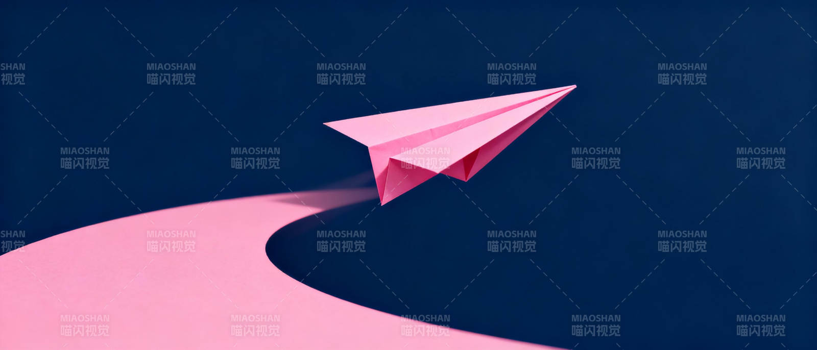 纸飞机翱翔夜空图片