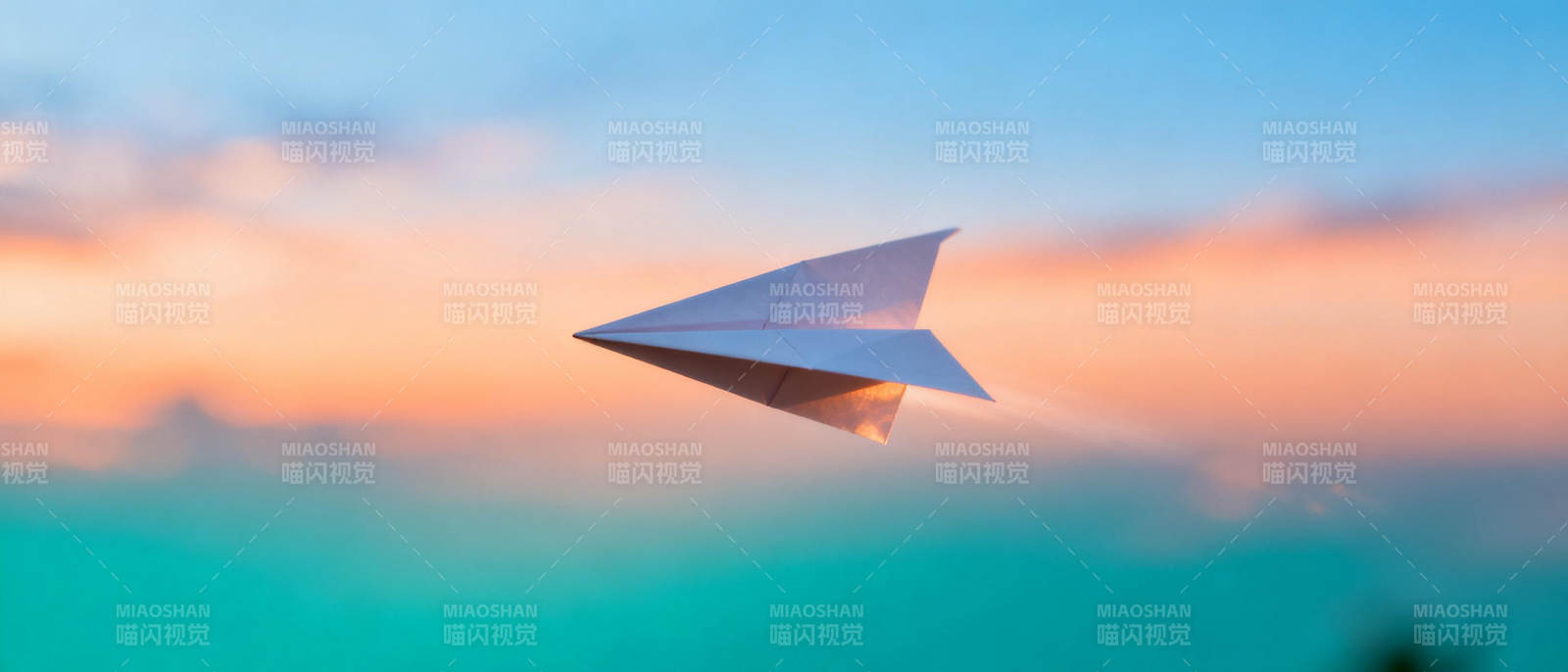 纸飞机飞向天空图片