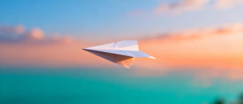 纸飞机飞向夕阳图片