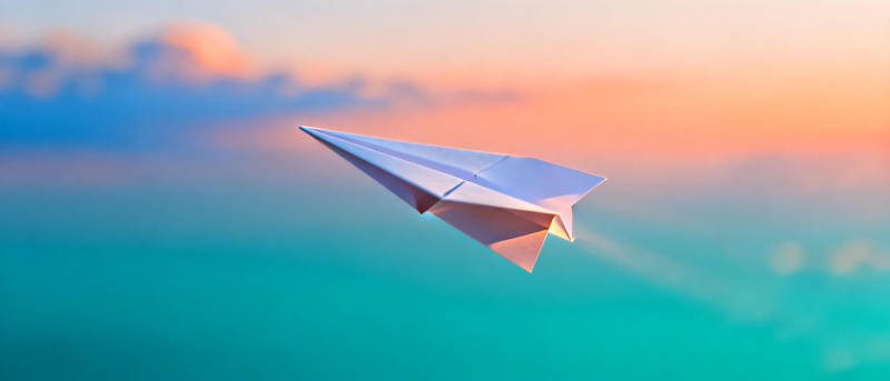 纸飞机翱翔天际图片