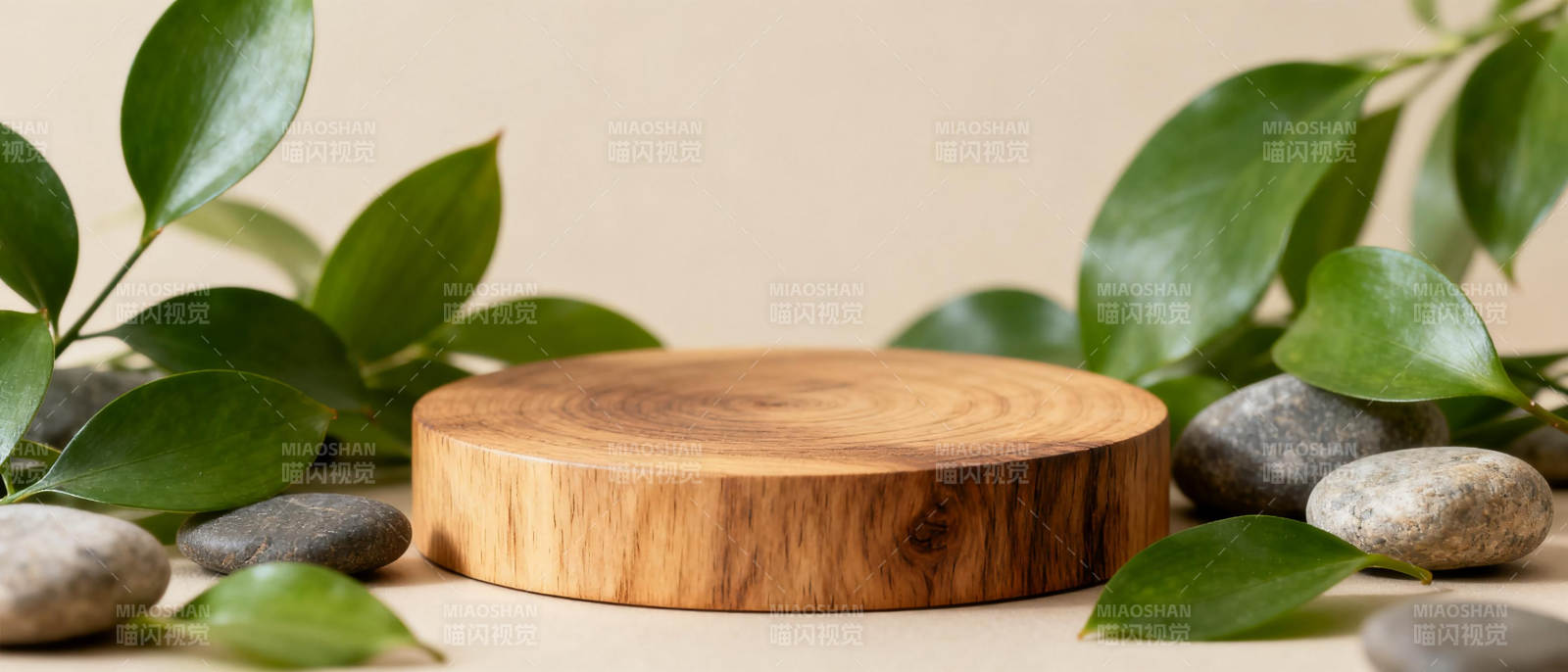自然木台绿叶石景图片