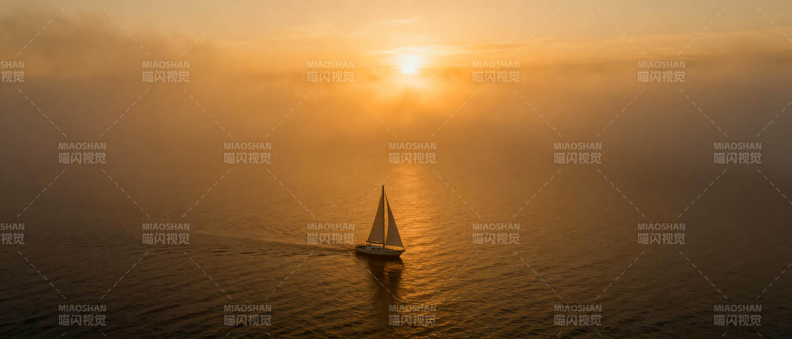 夕阳下的帆船图片