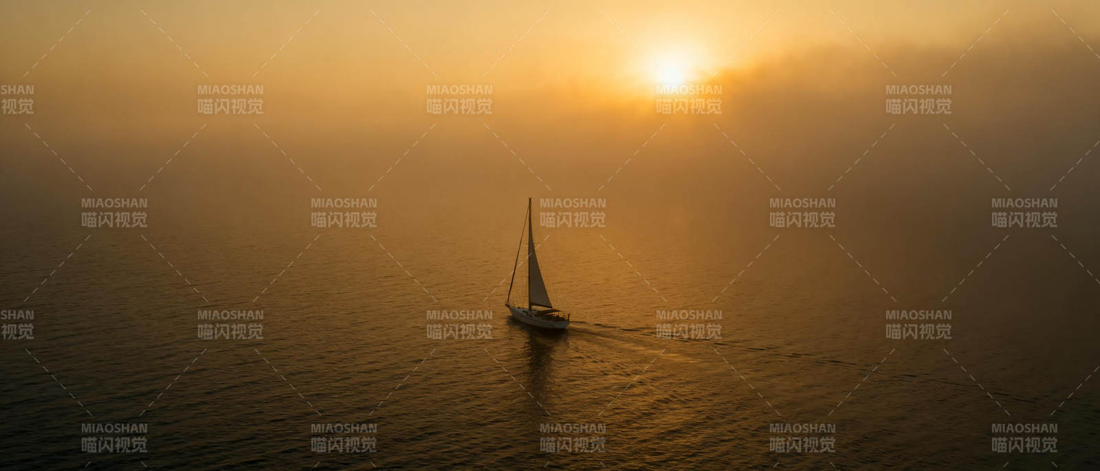 夕阳下的帆船图片