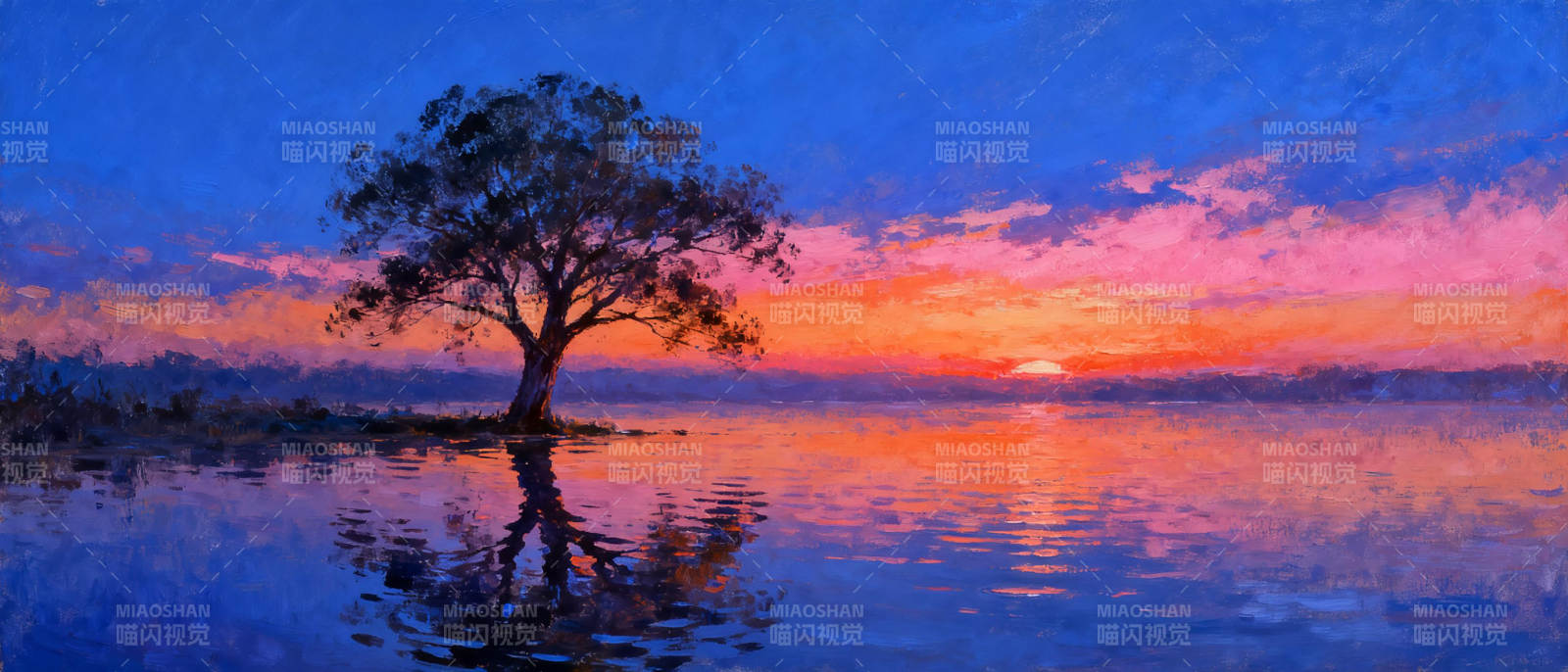 湖畔孤树映晚霞图片