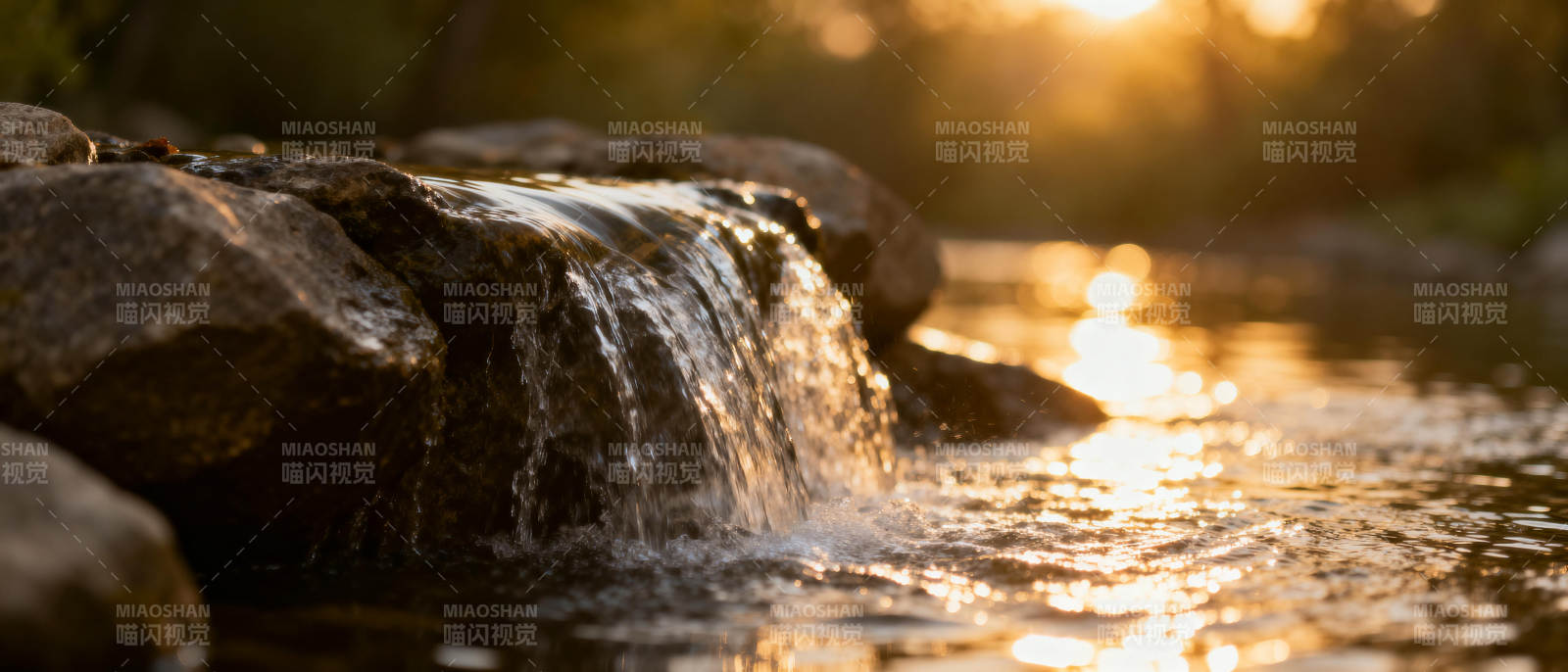 溪流潺潺夕阳下图片