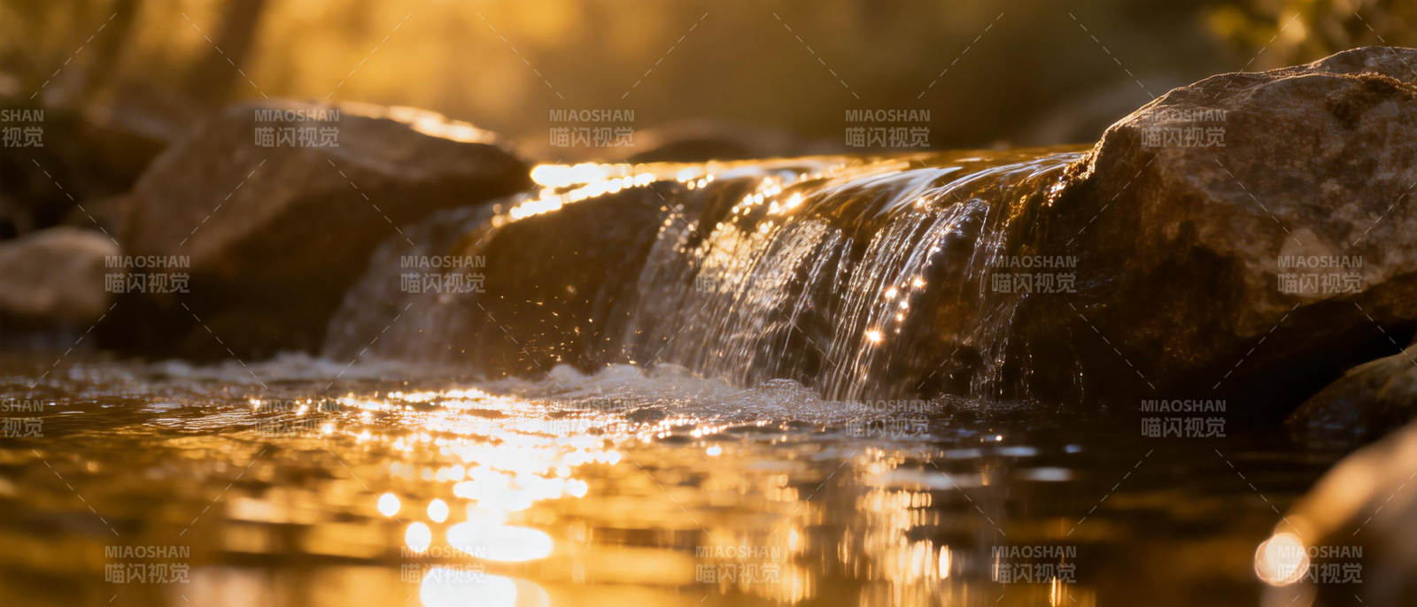 溪水潺潺流金光图片