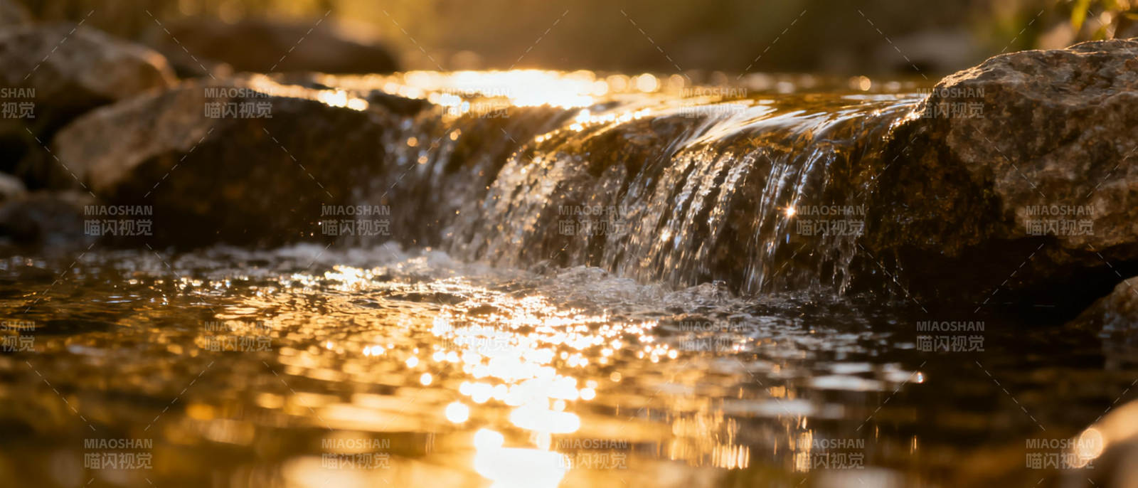 溪水潺潺映金光图片