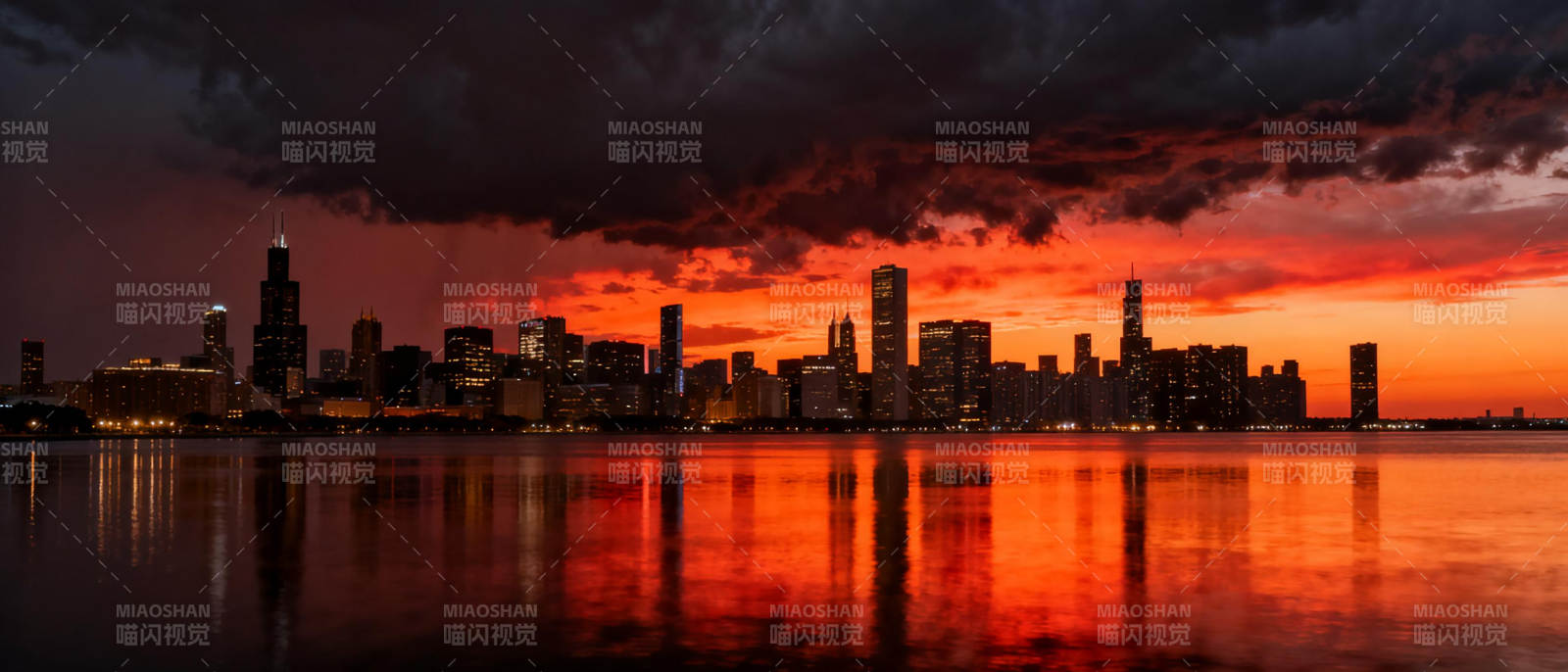 城市暮色映水图片