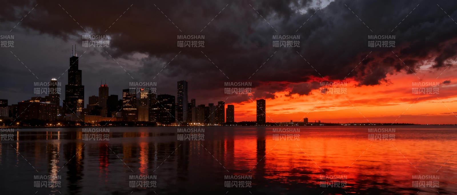 城市暮色映湖光图片