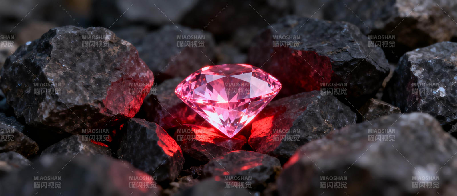 红钻闪耀于黑岩间图片