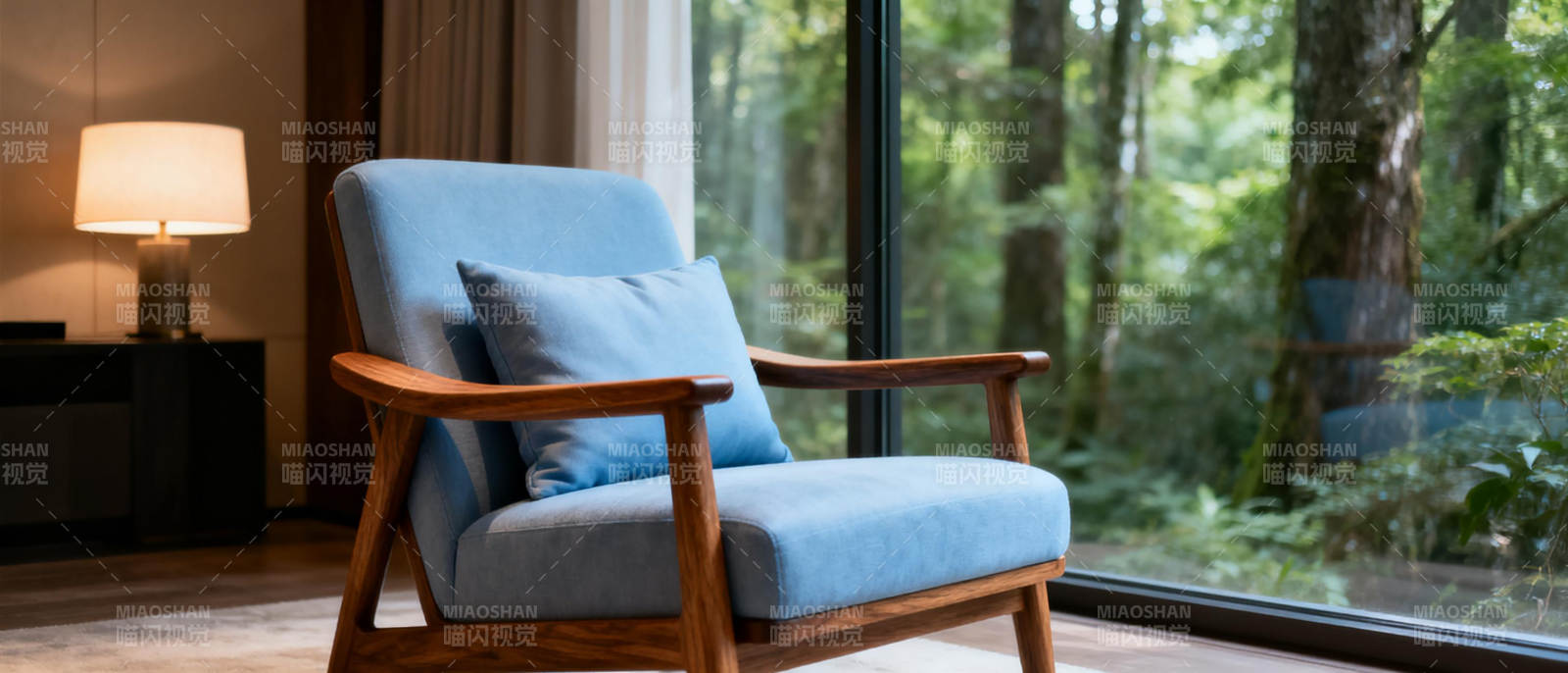 静谧森林中的蓝椅图片