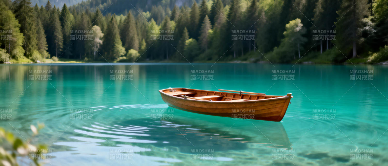 湖上独木舟图片