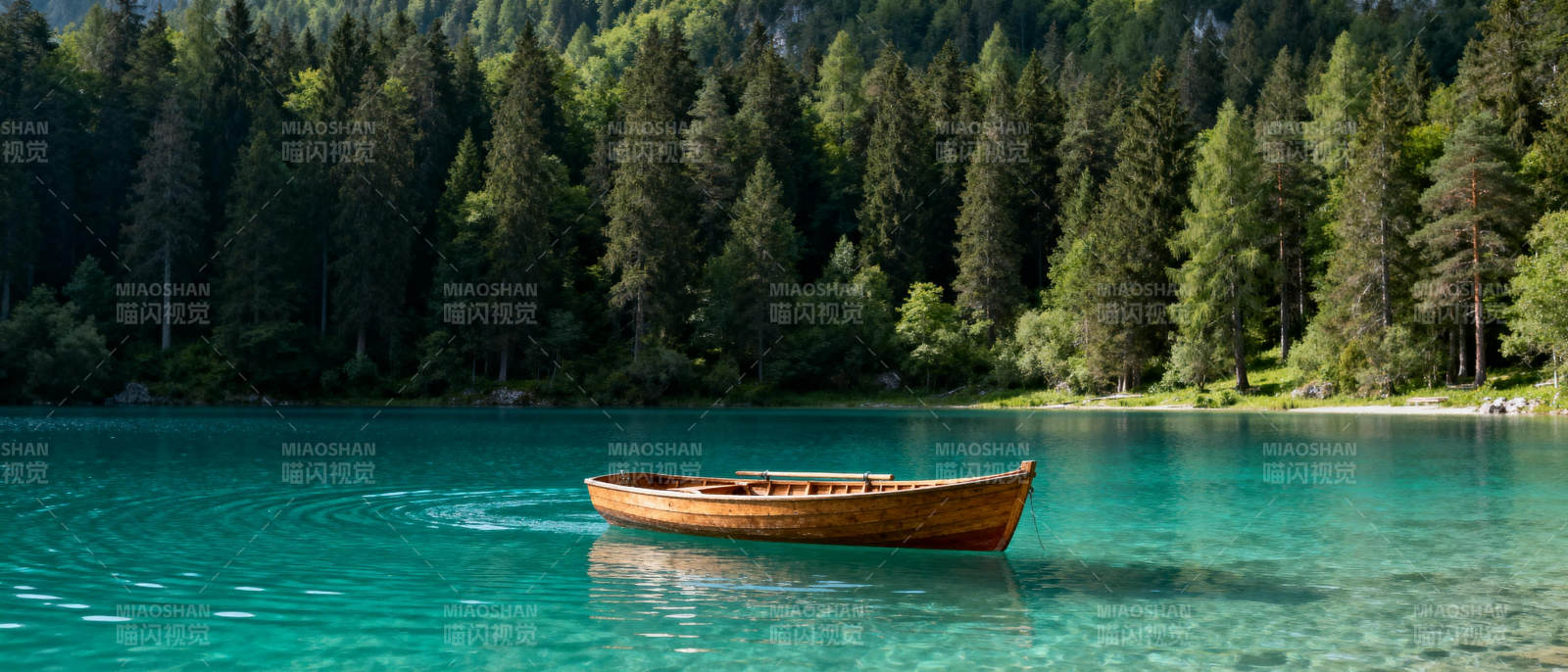 湖畔独舟静谧景图片