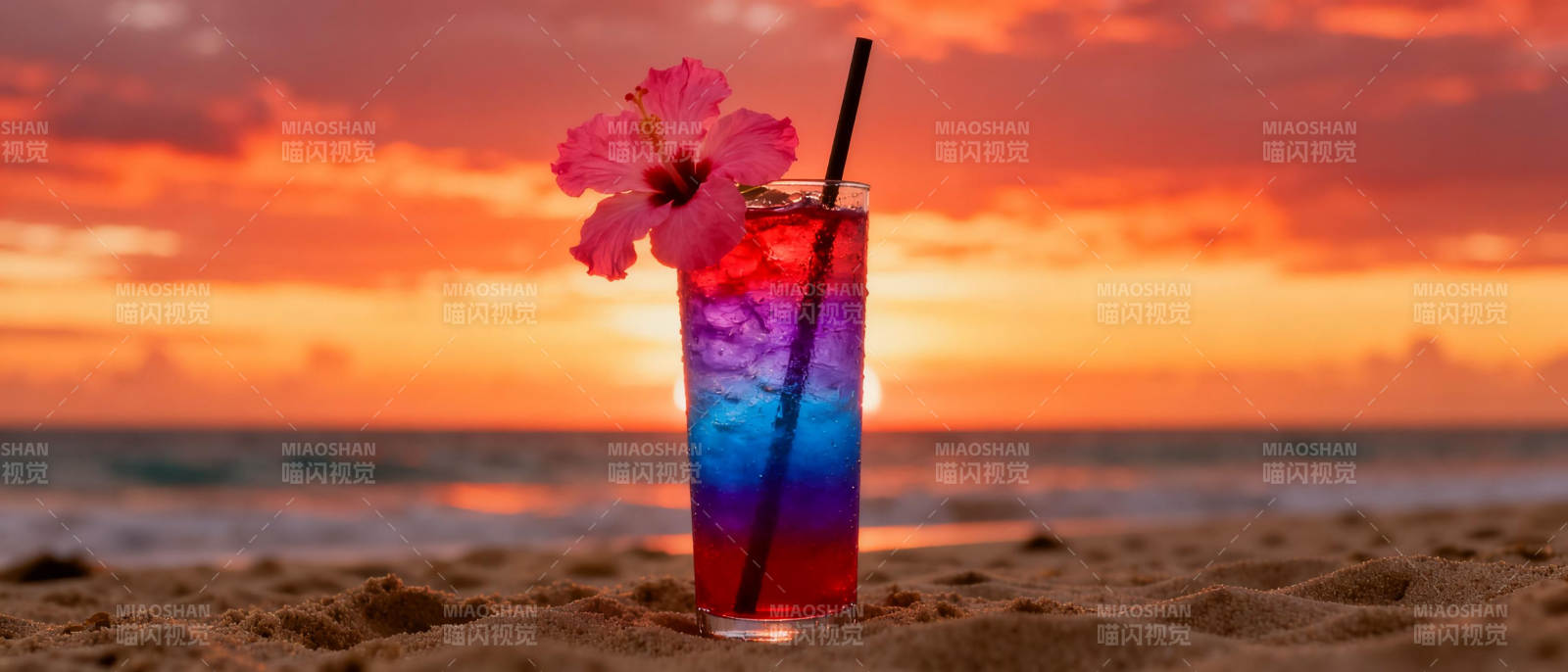 夕阳下的海滩鸡尾酒图片
