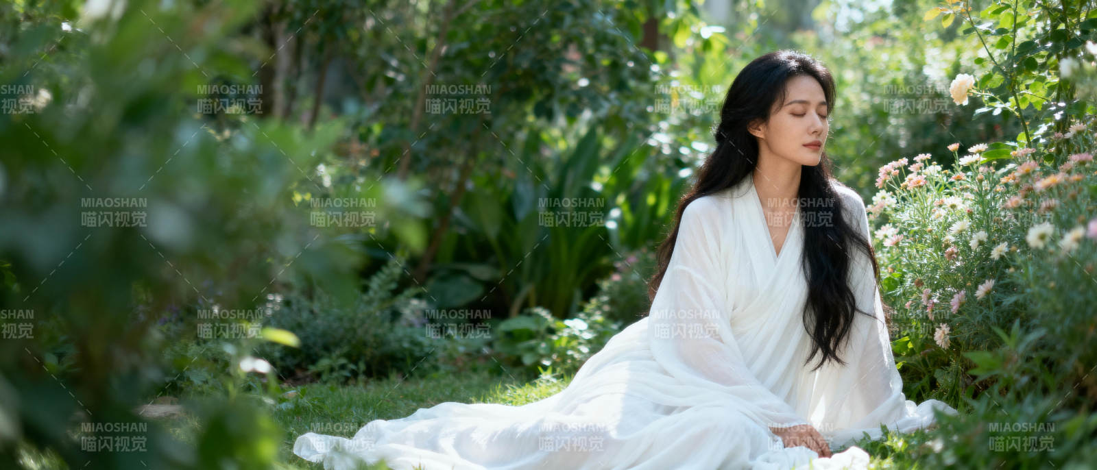 白衣女子花园静坐图片