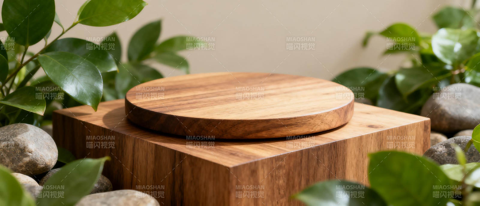 木质托盘静置绿植间图片