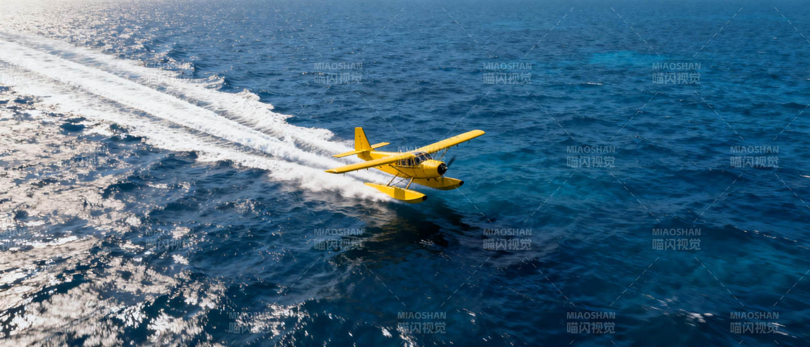 黄飞机掠海面图片