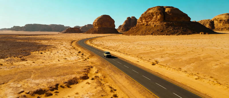 沙漠公路驰骋图片