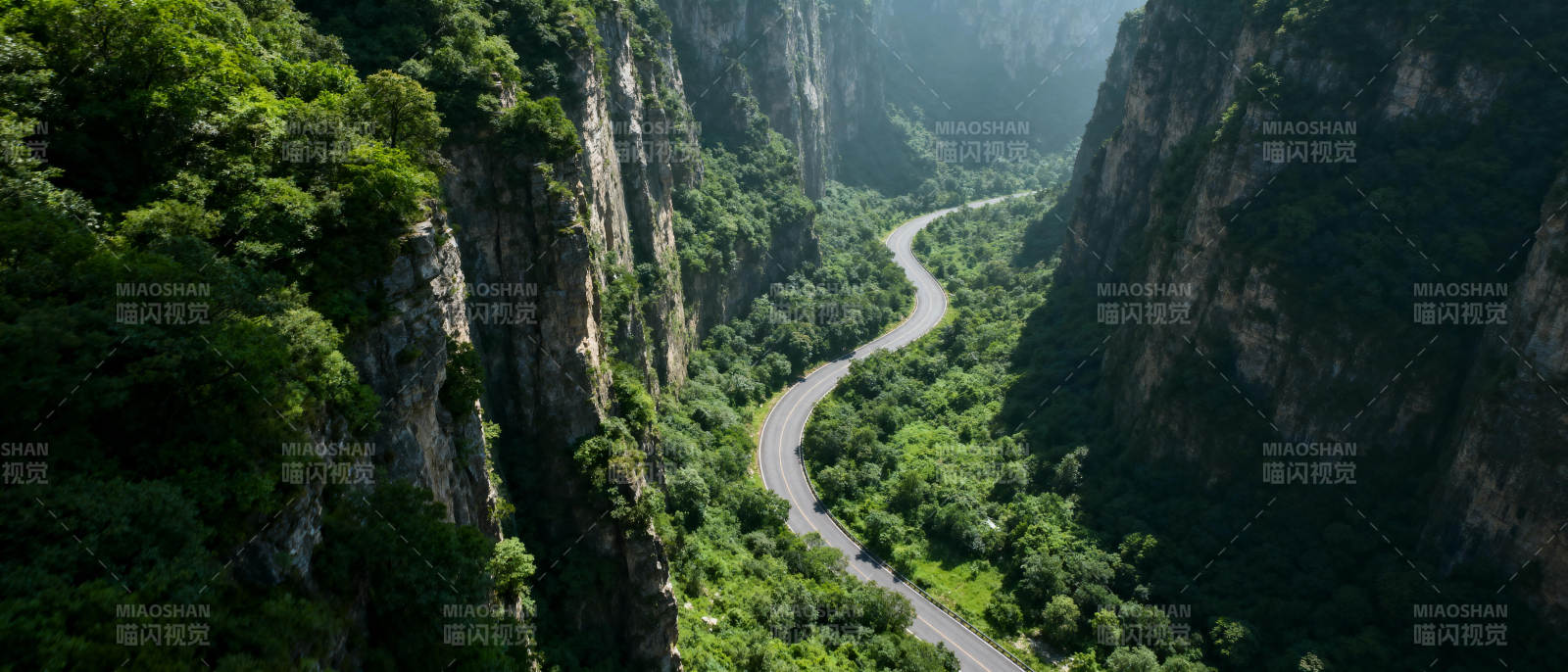 峡谷公路蜿蜒前行图片