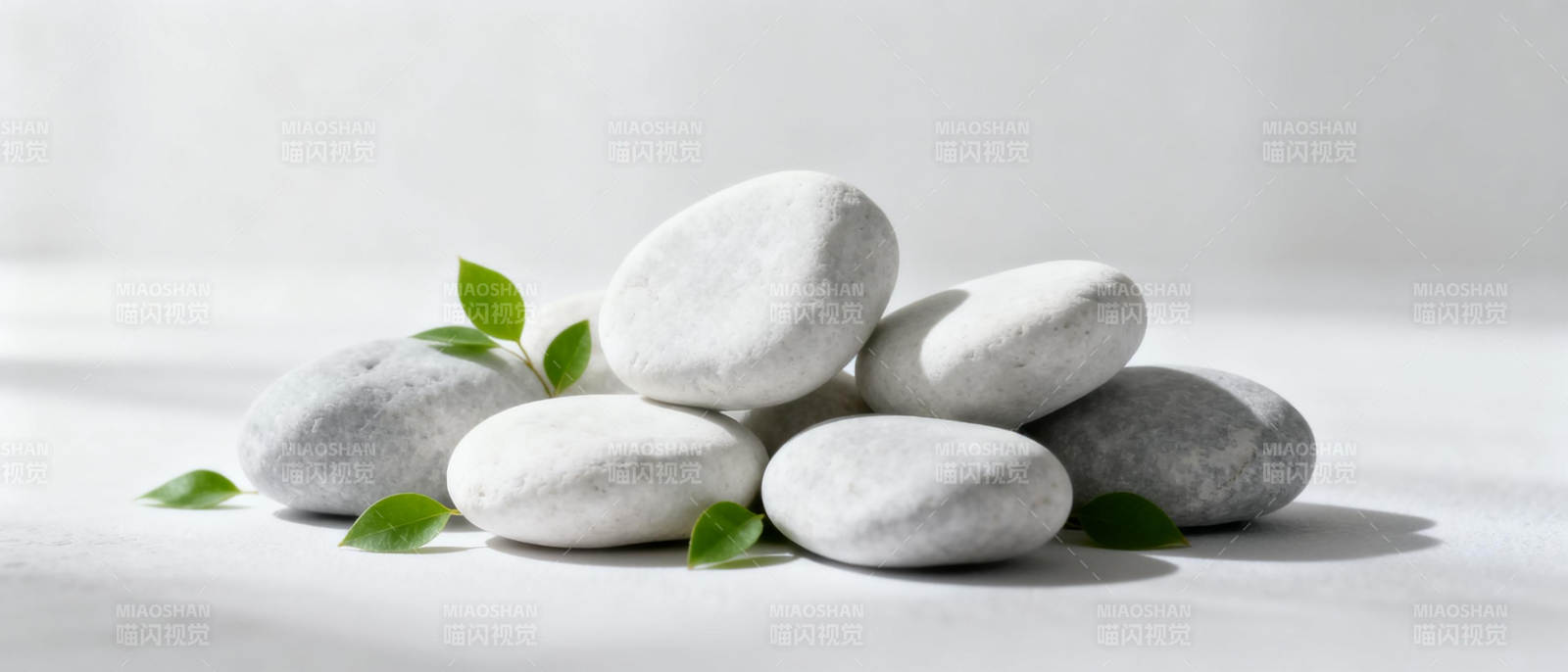 禅意石与绿叶图片