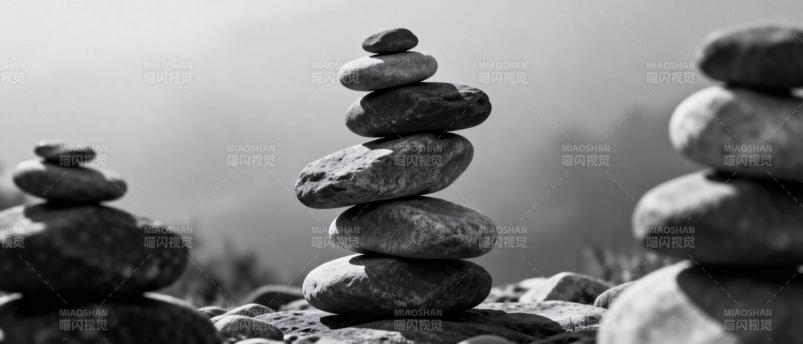 石塔静谧山间图片