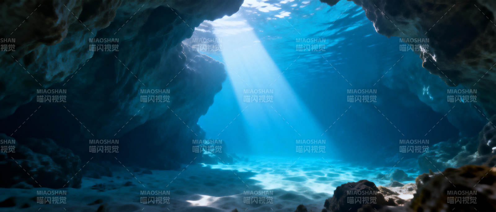 海底洞穴光束图片