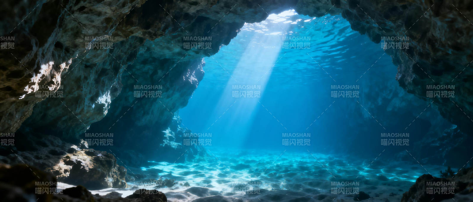 海底洞穴光影图片