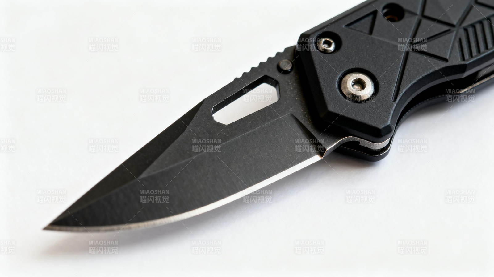 黑色折叠刀特写图片