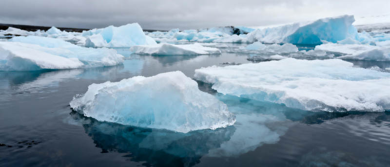 冰川漂浮于海面图片