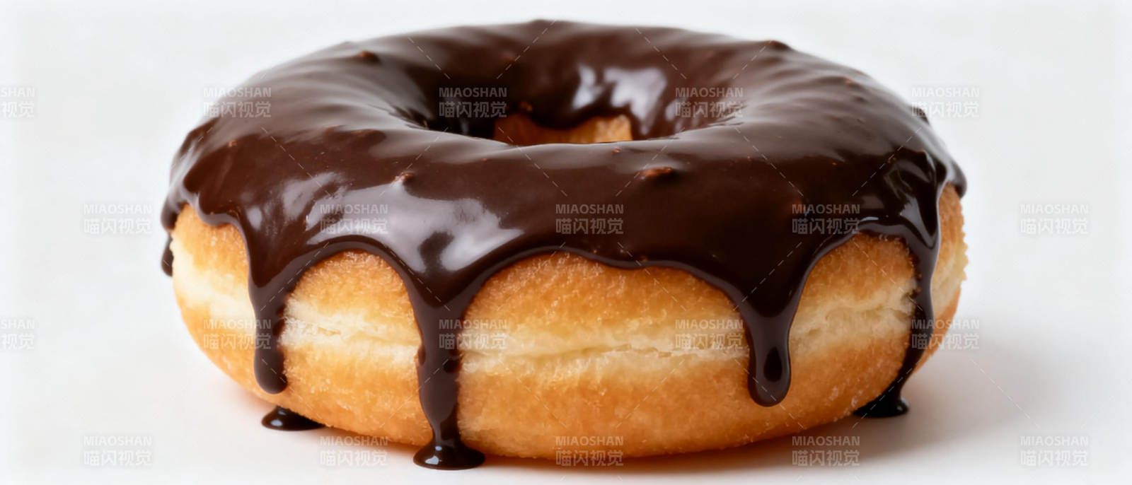 巧克力淋面甜甜圈图片