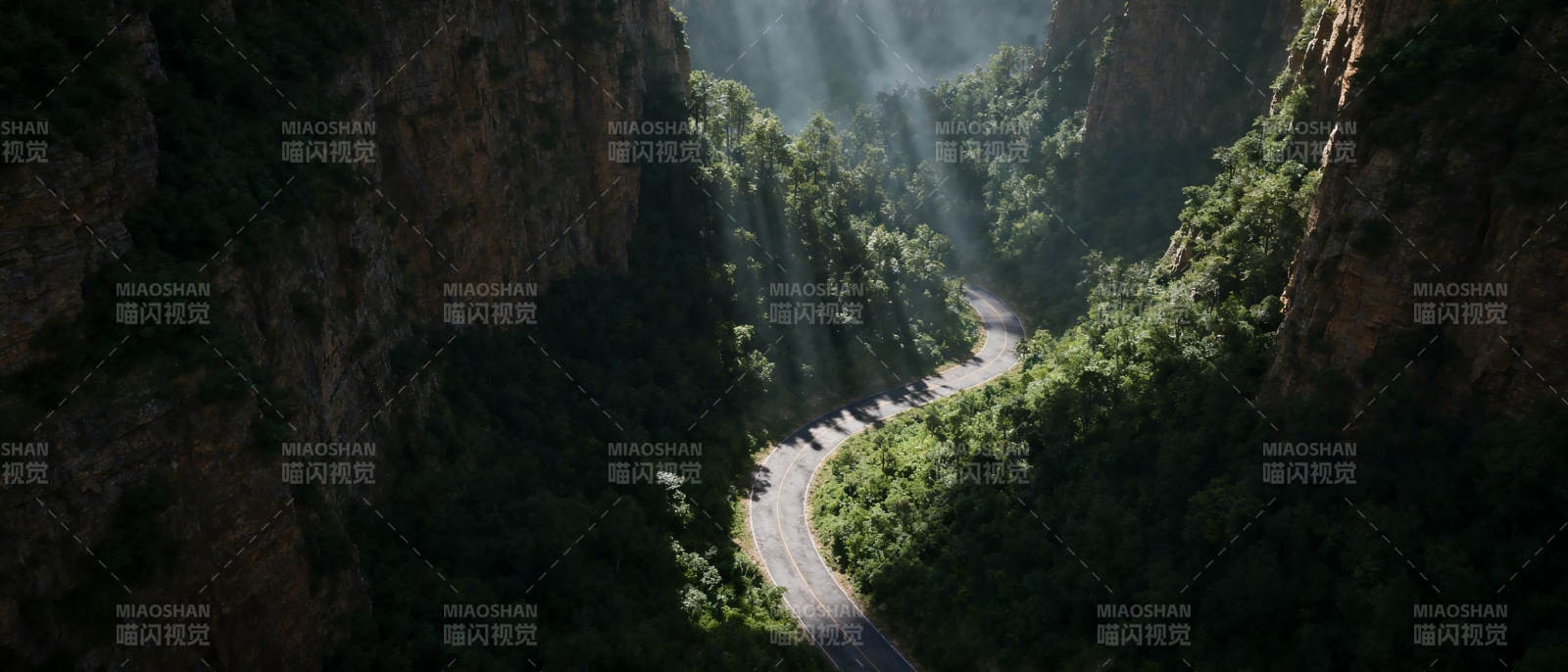 峡谷穿行光影路图片