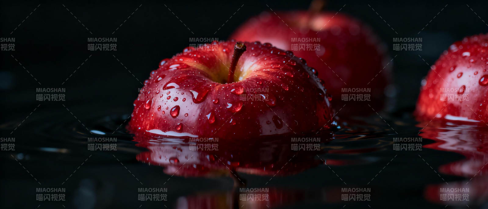 红苹果水珠特写图片