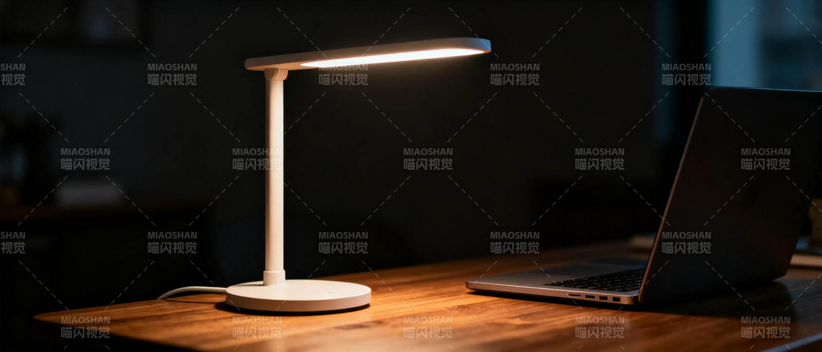 温馨书桌灯图片