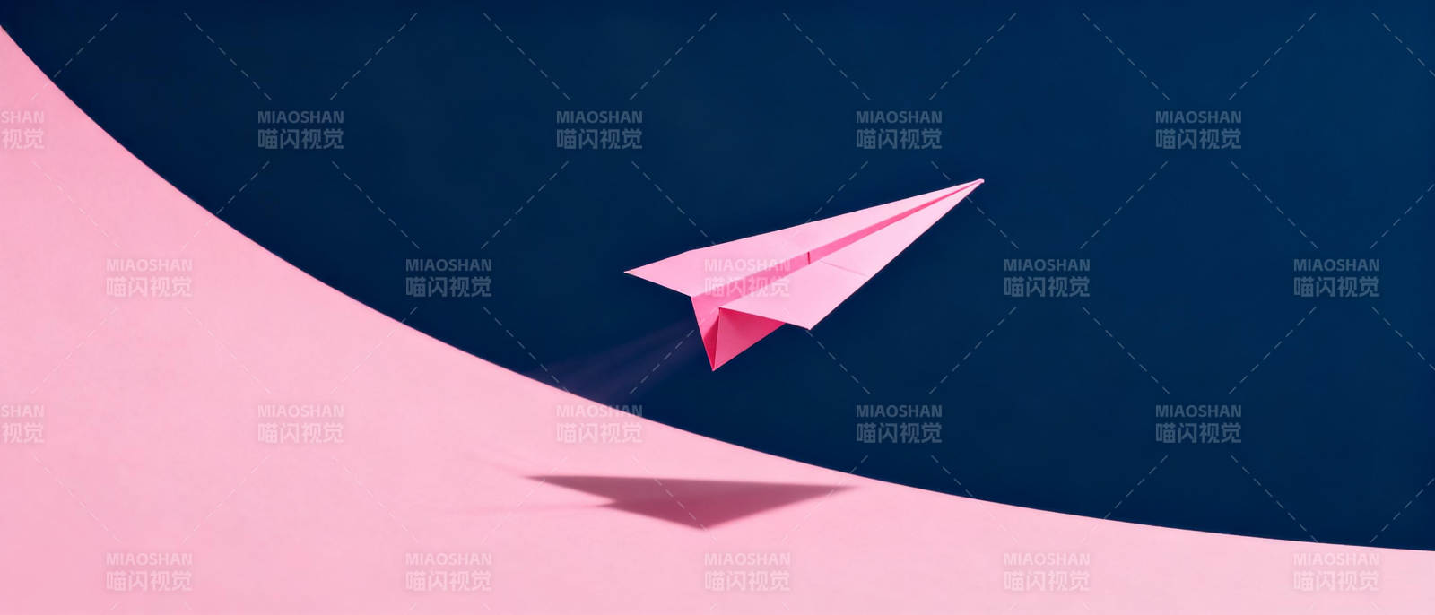 纸飞机飞越粉色坡道图片