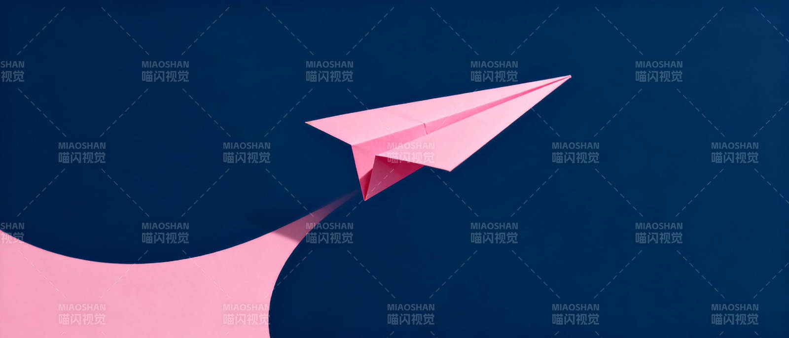 粉色纸飞机飞翔图片