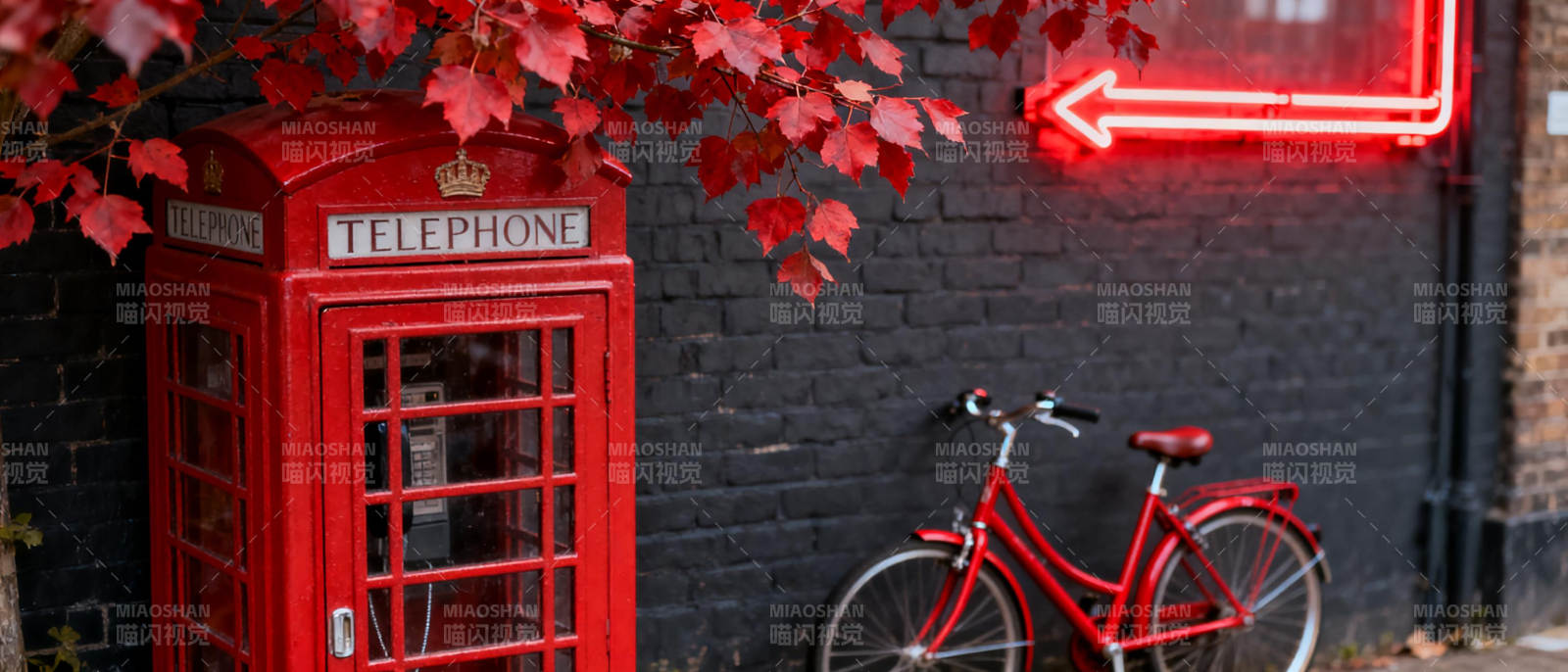 红电话亭与自行车图片