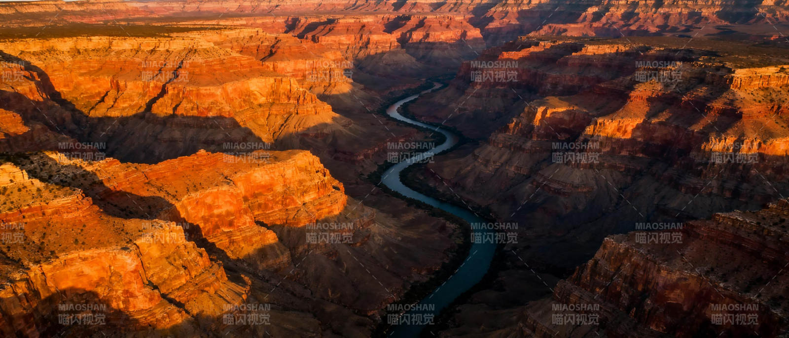 峡谷河流蜿蜒图片
