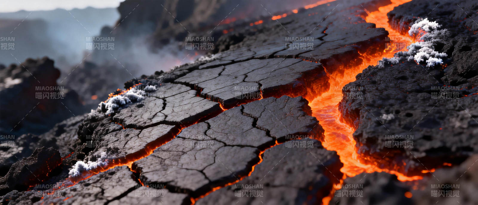 岩浆裂隙涌动图片