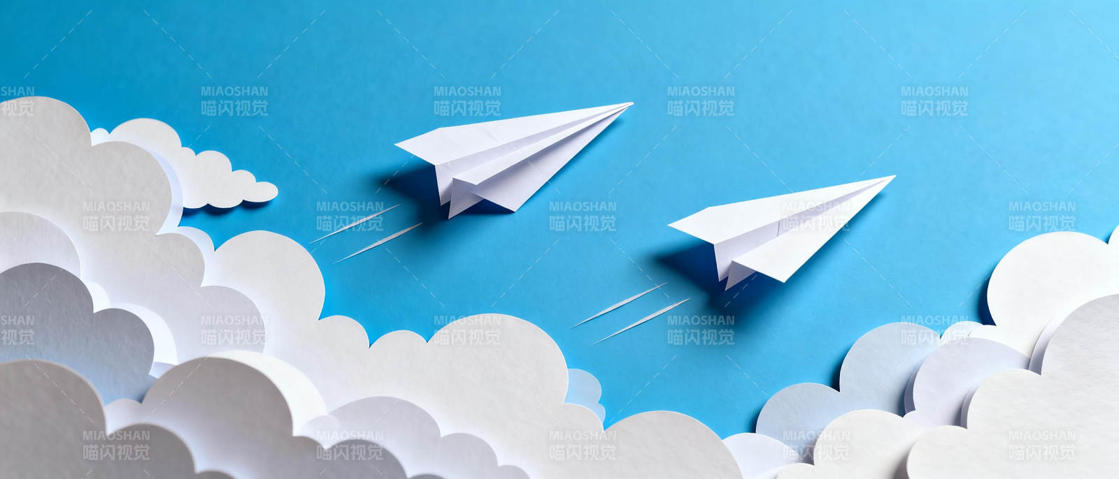 纸飞机翱翔云间图片