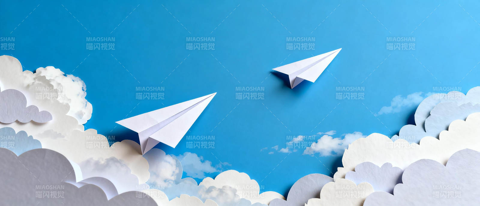 纸飞机翱翔天际图片