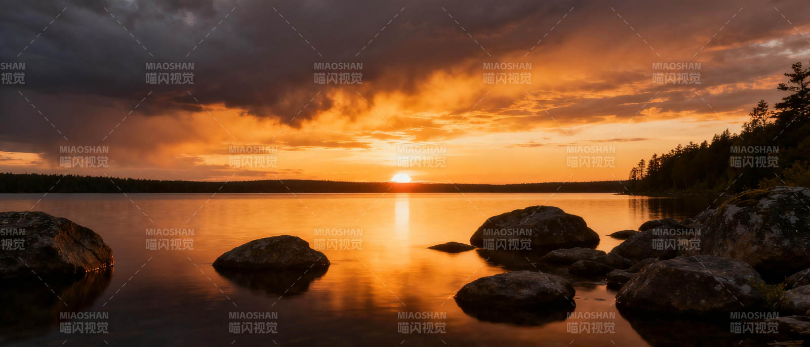 湖畔夕阳映照图片
