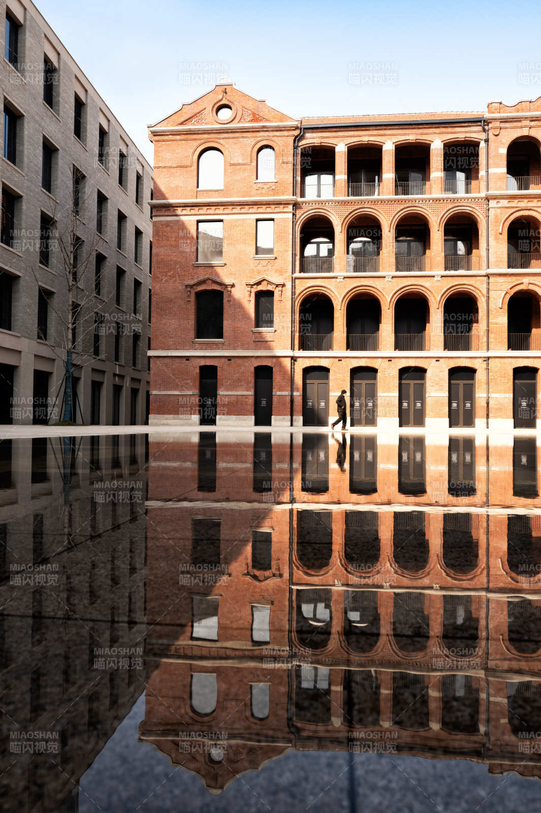 建筑倒影中的行人图片