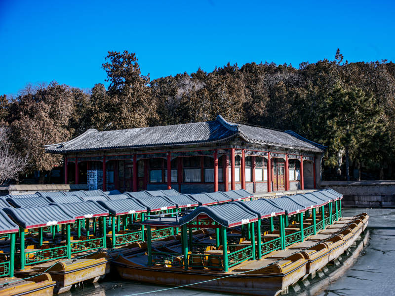 颐和园古亭游船静水畔图片