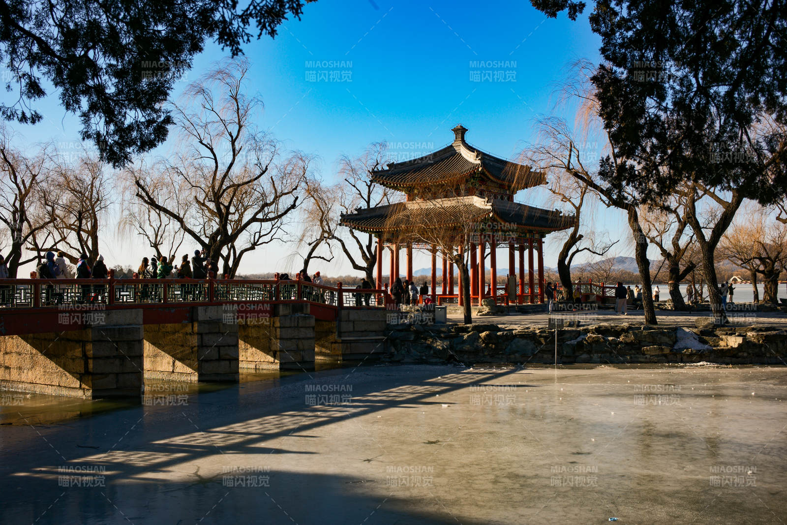 颐和园冬日亭台映湖光图片