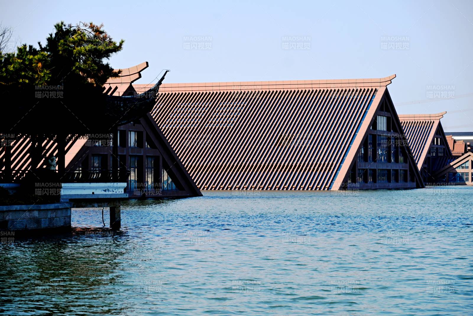 上海松江区广富林遗址公园水上建筑物图片