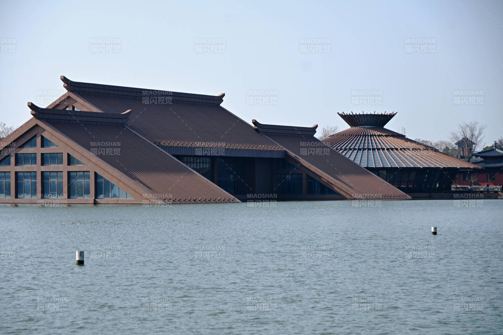 上海松江区广富林遗址公园水上建筑物图片