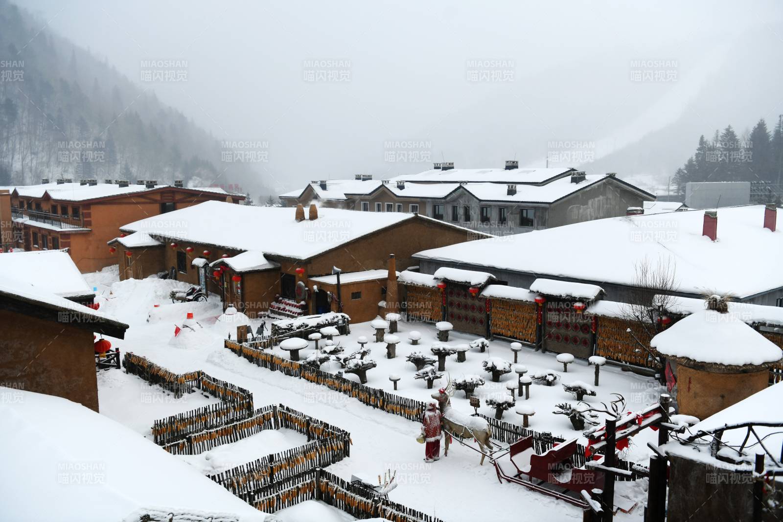 雪乡 雪覆山村静谧景图片