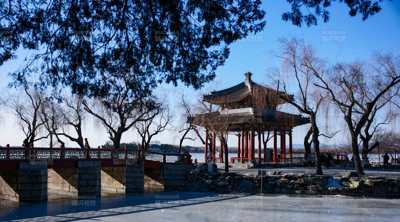 颐和园古亭静立湖畔图片