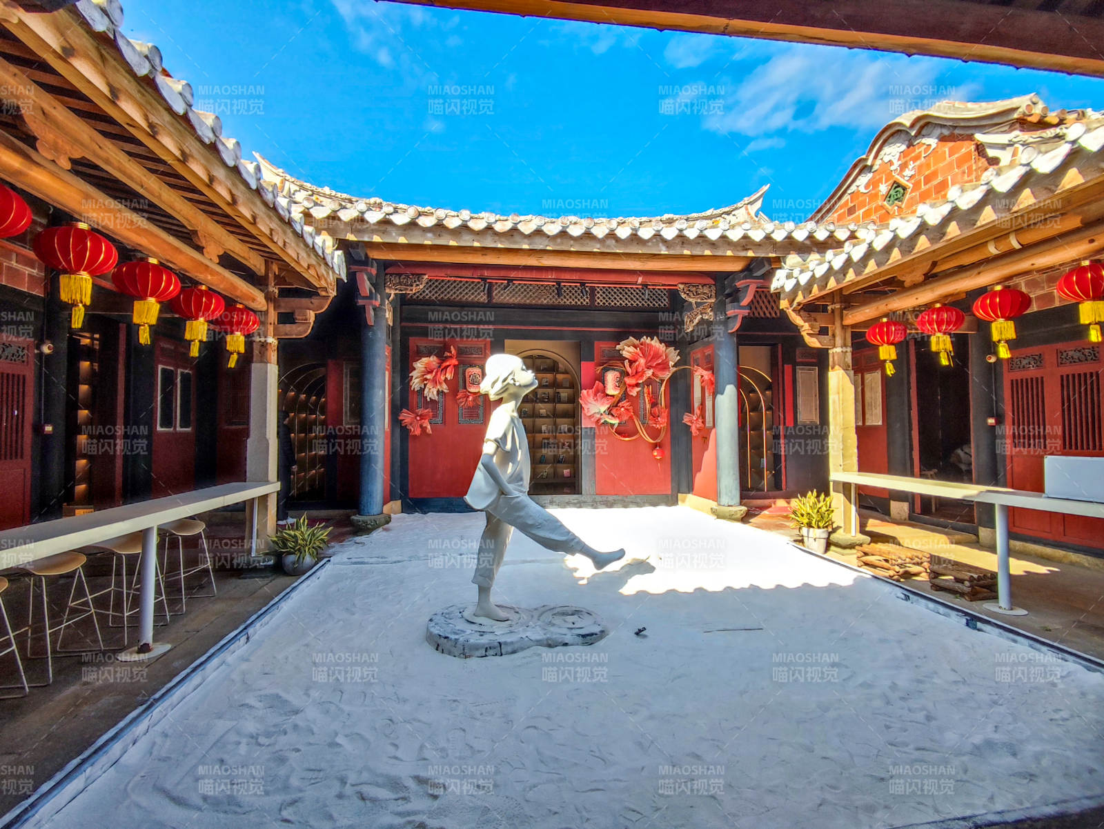 泉州梧林传统村落庭院中的舞者雕塑图片