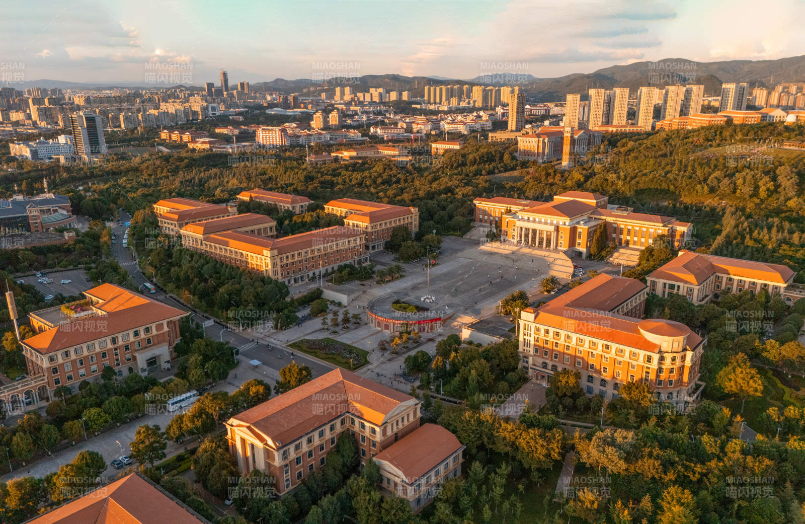 云南大学校园晨曦美景图片